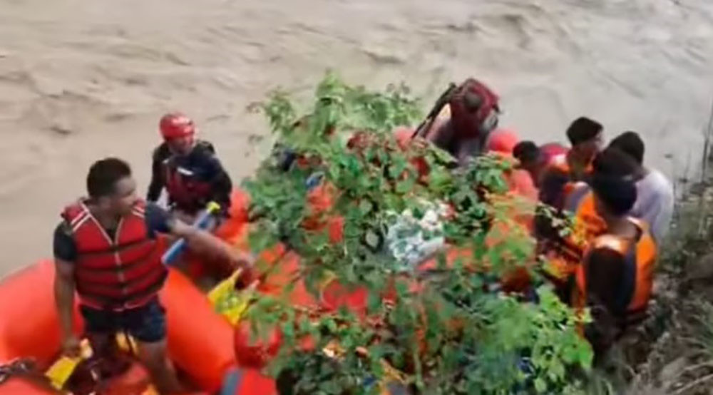 बाणगङ्गा नदीको बाढीमा फसेका १२ जनाको सकुशल उद्धार