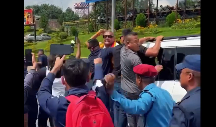 विमानस्थलमा कार्यक्रम गर्न खोजेपछि प्रहरीले दुर्गा प्रसाईंलाई घर पुर्‍यायो