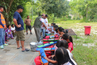 राहत वितरणमा कन्सल्टेन्सी व्यवसायी सञ्जीव लम्साल