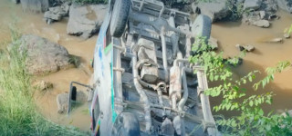 बस पल्टिँदा १ जनाको मृत्यु, ५ घाइते
