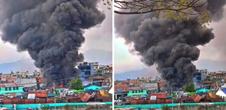 टेकुको एक प्लास्टिक गोदाममा आगलागी