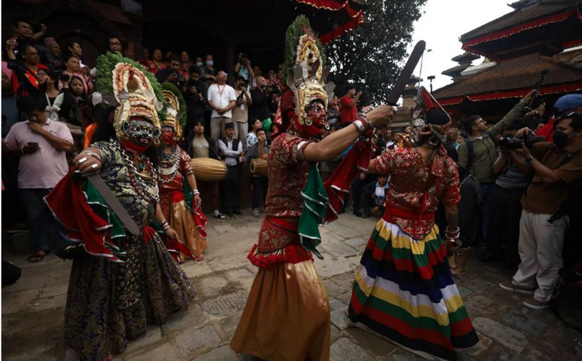 सुरु भयो काठमाडौंको प्रमुख सांस्कृतिक पर्व इन्द्रजात्रा, हनुमानढोकामा उठाइयो लिङ्गो