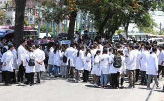 स्वास्थ्यकर्मीमाथि हिंसा गर्नेलाई ५ वर्षसम्म कैद र ५ लाख जरिवाना प्रस्ताव