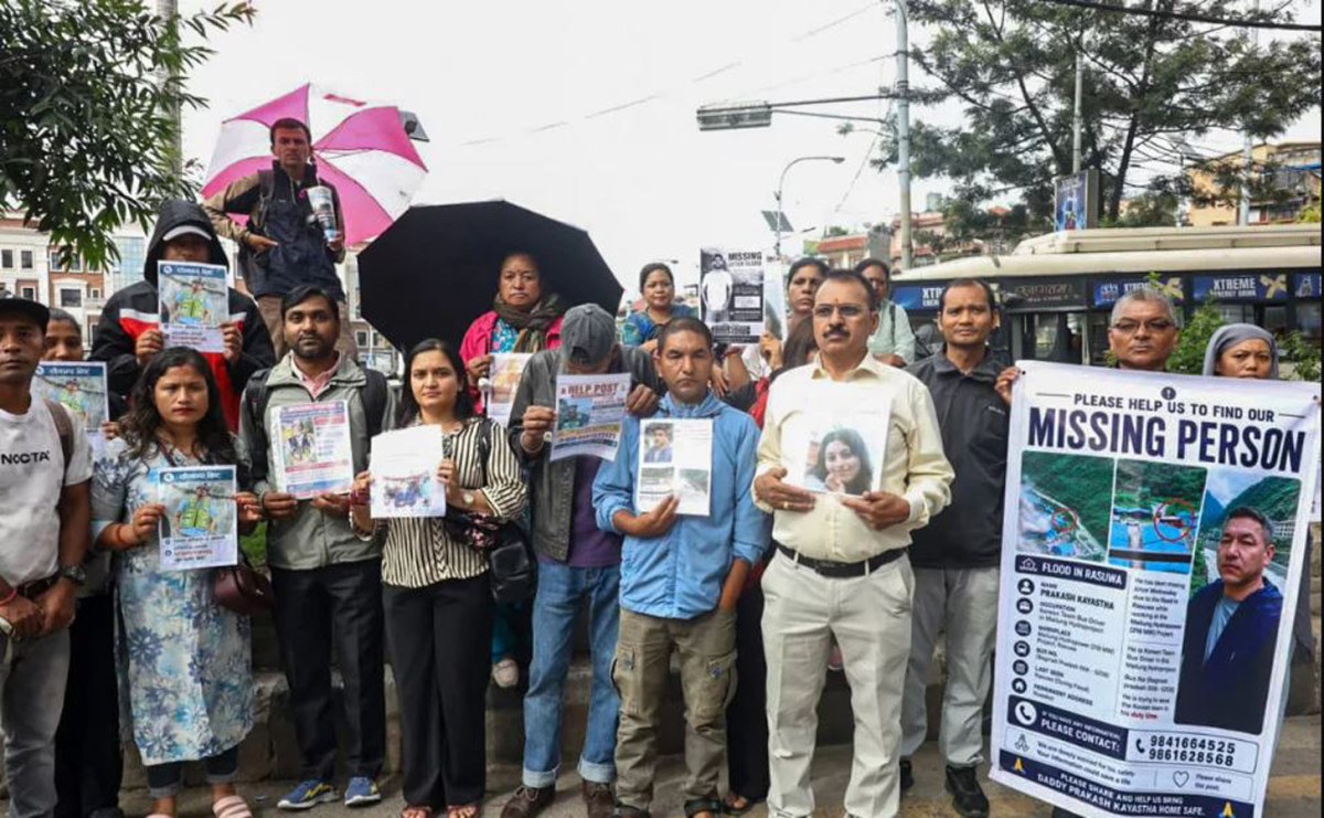 भोटेकोशी बाढीमा बेपत्ताको खोजी माग्दै माइतीघरमा आफन्तको प्रदर्शन