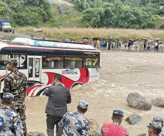 काभ्रेको रोशी खोला तर्ने क्रममा फसेको बस निकालियो