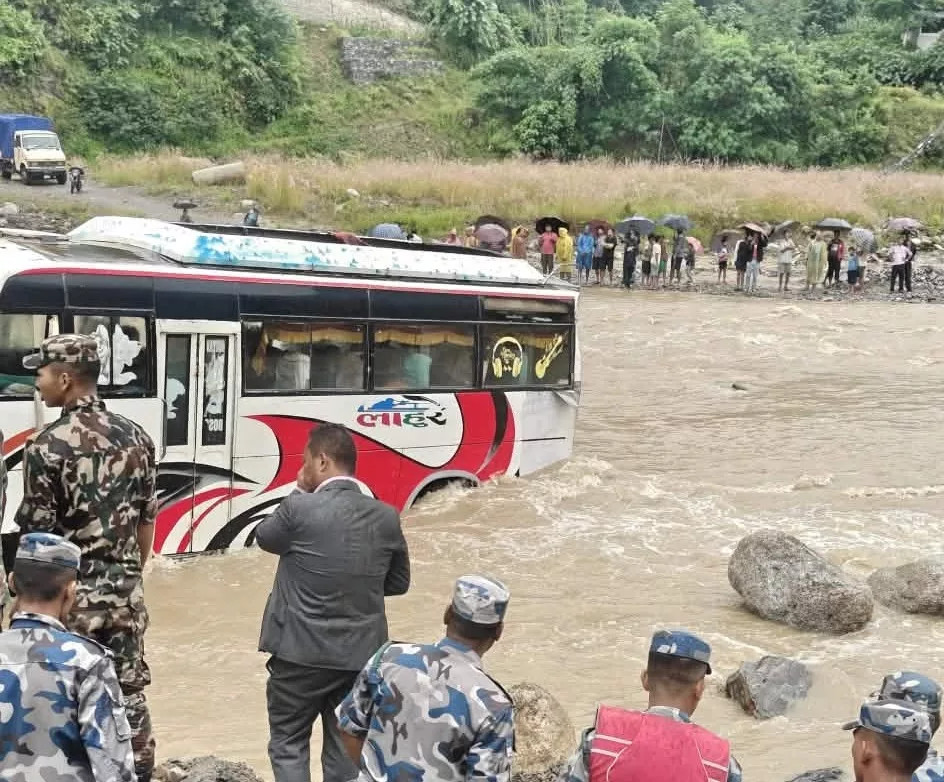 काभ्रेको रोशी खोला तर्ने क्रममा फसेको बस निकालियो