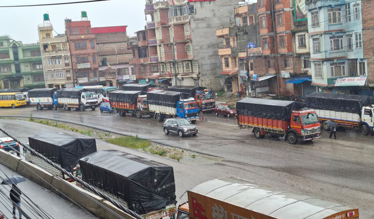 बीपी राजमार्ग अवरुद्ध भएपछि धुलिखेलमा सवारीसाधन ‘होल्ड’