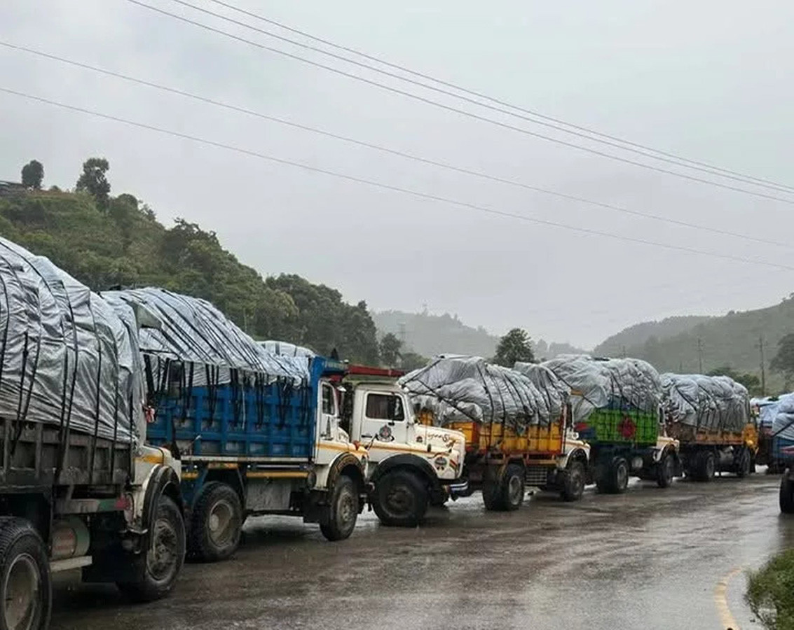 पहिरोले बन्चरेडाँडा जाने सडक अवरुद्ध, फोहोरका गाडी बिचमै रोकिए