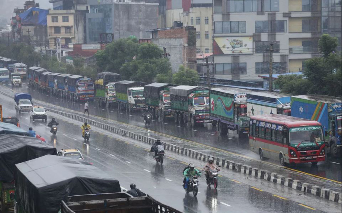 पृथ्वी राजमार्ग अवरुद्ध, काठमाडौंबाट बाहिरिने सवारी बल्खुमै रोकिए