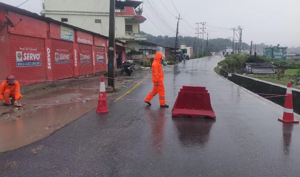 मनोहरा खोलाको पुलसँगै जमिन भासियो, आउजाउमा रोक