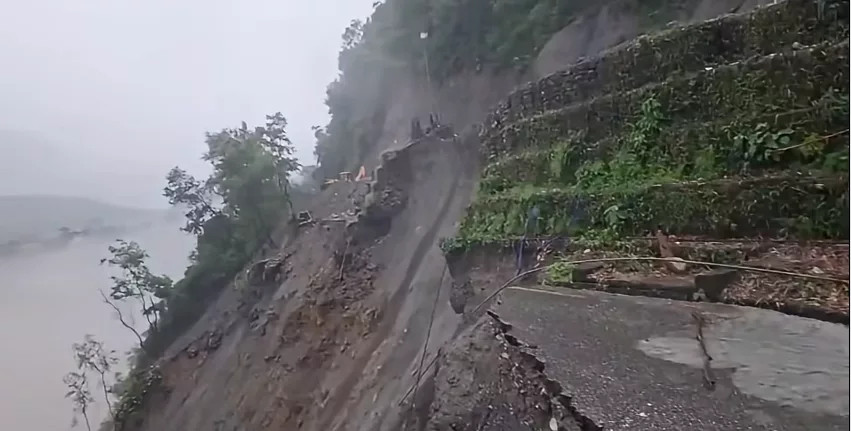 पहिरो खस्दा पृथ्वी राजमार्गका पाँच स्थान अवरुद्ध