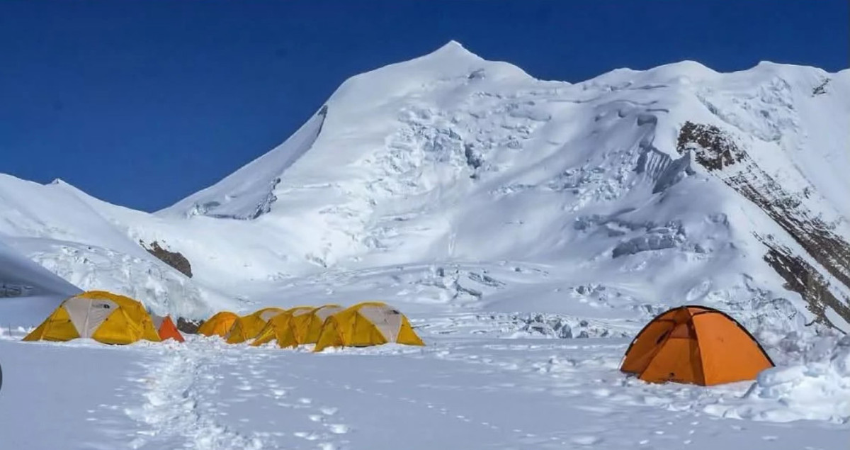हिम्लुङ हिमालमा ठूलो हिमपहिरो, १० जना सम्पर्कविहीन