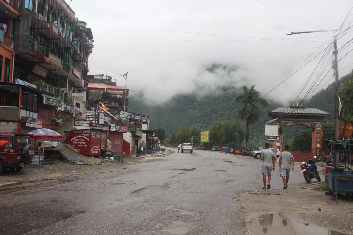 मनकामना केबलकारको गेटभित्रै सडक भासियो, सेवा बन्द