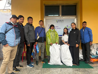 कामना सेवा विकास बैंकका महिला कर्मचारीद्वारा रसुवा बाढी प्रभावितलाई सरसफाई सामाग्री सहयोग