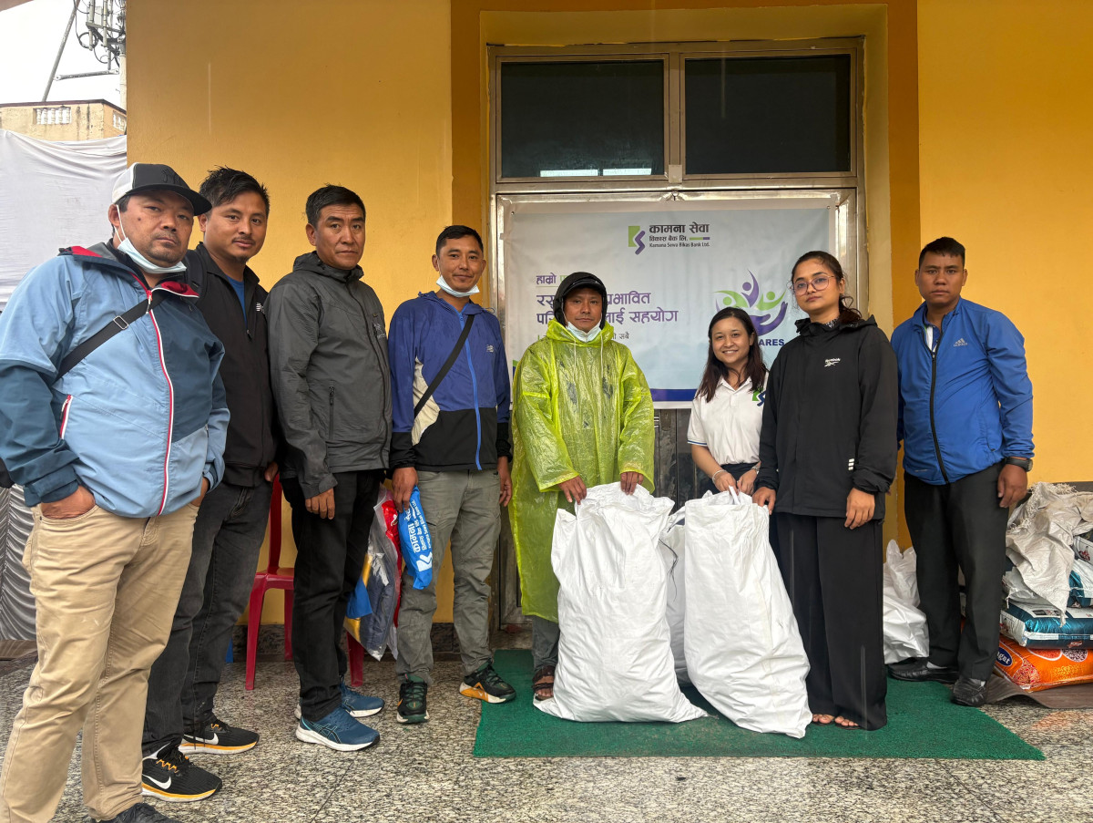 कामना सेवा विकास बैंकका महिला कर्मचारीद्वारा रसुवा बाढी प्रभावितलाई सरसफाई सामाग्री सहयोग