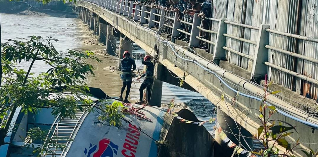 नारायणी नदीमा बगेर पुलमा अड्किएको ‘राइनो क्रुज’ निकाल्ने काम सुरु