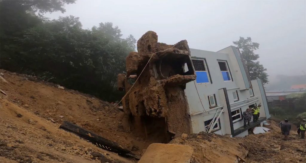 ललितपुर धापाखेलमा साढे दुई तले घर  ढल्यो