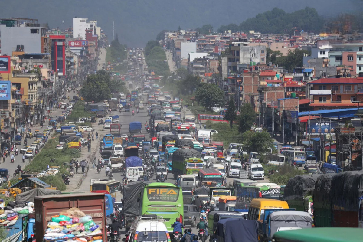 पृथ्वी राजमार्ग खुलाएसँगै काठमाडौंमा रोकिएका गाडीहरू बाहिरिन थाले