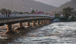 बाढीले पुलको पिल्लरमा ठोक्काएको राइनो क्रुज अझै नदीमै, १० करोडको क्षति