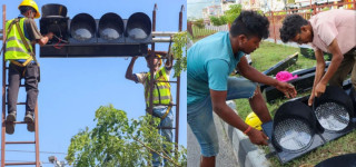 चितवनमा धमाधम ट्राफिक लाइट जडान, दसैँअघि नै बत्ती बाल्ने लक्ष्य