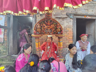 तलेजुमा सर्वसाधारणद्वारा कुमारीको हातबाट टीका, जमरा तथा प्रसाद ग्रहण