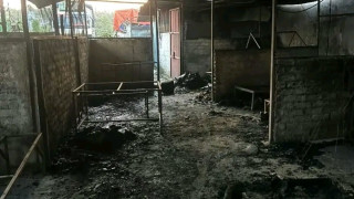 झापाको एक ग्यारेजमा आगलागी: कामदारको मृत्यु, खसीबाख्रा र नगद जलेर नष्ट