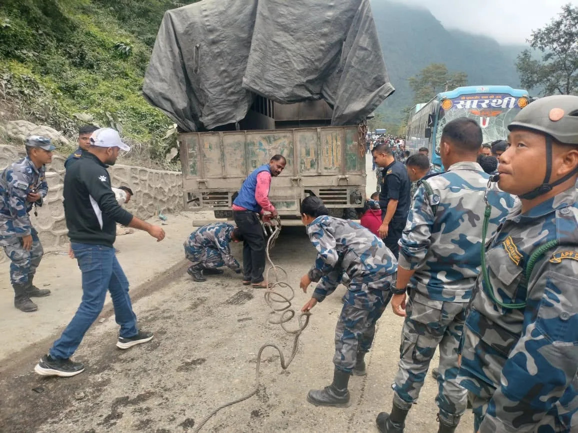 कुरिनटारमा ट्रक, बस र माइक्रो आपसमा ठोक्किए, ११ घाइते, बाटो पूर्ण रूपमा अवरुद्ध